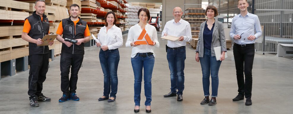 Gruppenfoto von sieben Mitarbeitenden aus verschiedenen Abteilungen