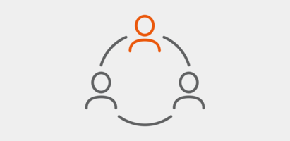 Gruppe von Personen die die Bewerbungsunterlagen überprüfen